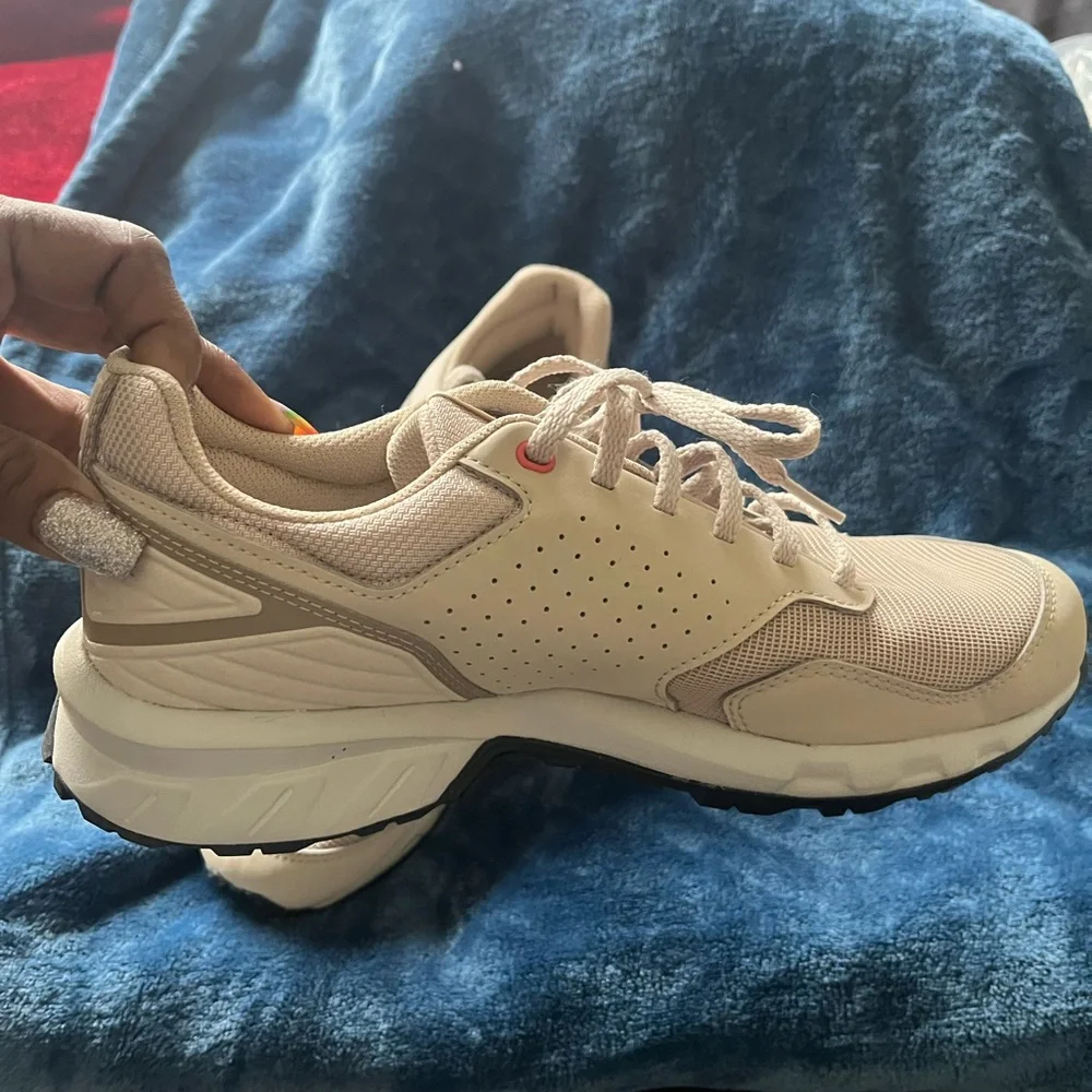New w/o tags tennis shoes…. Never worn before - Picture 4 of 5